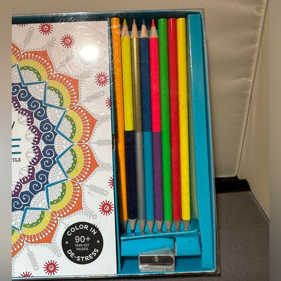 Vive Le Color - Coloring Book and pencils - Picture 2 of 7